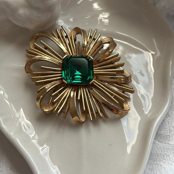 CROWN TRIFARI FAUX EMERALD ABSTRACT BROOCH - Picture 2 of 7